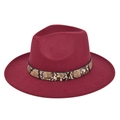 Detail van bordeauxrode wollen fedora met slangenprint band en gouden klinknagel - M (56-58cm) / Bordeauxrood