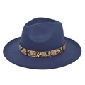 Detailopname van marineblauwe wollen fedora met slangenleer band en gouden klinknagel - M (56-58cm) / Marineblauw