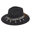 Dettaglio cappello fedora nero con nastro etnico e ciondoli a cuore in argento - Nero