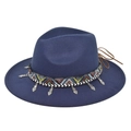 Dettaglio del cappello fedora blu navy con nastro etnico e ciondoli a cuore in argento - Blu navy