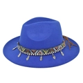 Dettaglio del cappello in feltro blu reale con fascia etnica e ciondoli in metallo - Blu