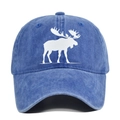 Détail de la casquette en coton bleu marine délavé avec silhouette d'élan blanc imprimée - Réglable / Bleu royal