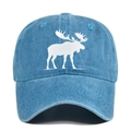 Détail d'une casquette en denim bleu délavé avec silhouette d'élan blanc imprimée - Réglable / Bleu lac