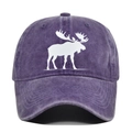 Détail d'une casquette en coton délavé violet avec un logo de silhouette de cerf blanc - Réglable / Violet