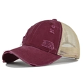 Détail d'une casquette vintage avec tissu bordeaux délavé effet usé et filet - Réglable / Bordeaux