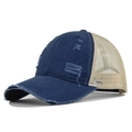 Gros plan détaillé d'une casquette de baseball en jean délavé avec trous usés - Réglable / Bleu marine