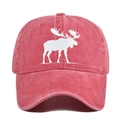 Gros plan sur une casquette vintage rouge délavée avec imprimé silhouette d'élan blanc - Réglable / Rouge pastèque