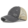 Detalle de tela gris desgastada y malla beige en gorra de béisbol de estilo vintage - Ajustable / Gris