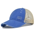 Detalle de gorra de béisbol vintage azul con malla trasera y diseño desgastado - Ajustable / Azul cielo