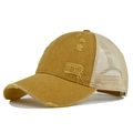 Detalle de gorra trucker amarillo mostaza con agujeros vintage y malla transpirable - Ajustable / Amarillo