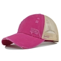 Detalle macro de la gorra rosa roja envejecida con malla transpirable color beige - Ajustable / Rosa rojo