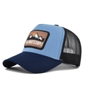 Vista laterale del cappello trucker in mesh con toppa montagna e scritta ricamata - Regolabile / Blu Notte e Blu