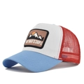 Dettaglio della toppa del cappello da camionista con ricamo di montagna e testo semplice - Regolabile / Celeste e Bianco