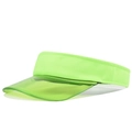 Detalle de visera de PVC verde neón en gorra de sol transpirable con parte superior abierta - Verde Fluorescente