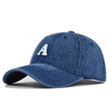 Detailansicht der gewaschenen blauen Denim Baseballkappe mit weißem Buchstaben A - M (56-58cm Verstellbar) / Buchstabe A Stickerei Stil / Dunkelblau