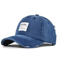 Detailansicht der Jeans-Baseballkappe mit ausgefransten Kanten und Aufnäher im Vintage-Stil - Marineblau