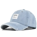 Nahaufnahme der hellblauen Denim-Baseballkappe mit Vintage-Patchwork-Details im Used-Look - Hellblau