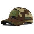 Dettaglio del ricamo RANGER 2023 e della toppa in velcro sul berretto mimetico tact - Camouflage da giungla