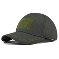 Dettaglio del cappellino tattico ripstop con ricamo RANGER 2023 e patch con soldato - Verde militare