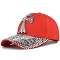 Casquette rouge avec croix en strass argentés et visière ornée de pierres brillantes - Réglable / DC310-2 Rouge