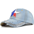 Détails des rivets argentés et du patch étoile Texas sur la casquette en jean délavé - Réglable / Bleu clair