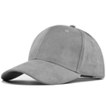 Détail montrant la texture en daim gris et les doubles coutures de la casquette - Réglable / Gris (CL769-7)