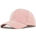 Gros plan d'une casquette de baseball en daim rose avec structure à six panneaux - Réglable / Rose Peau (CL769-10)