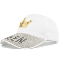Dettaglio della corona dorata e delle scritte QUEEN in strass su un cappellino bianco - Regolabile / Bianco