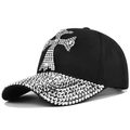 Casquette de baseball en coton noir avec croix en strass argentés et visière ornée - Réglable / DC310-1 Noir
