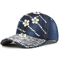 Gorra de béisbol de mezclilla azul con pedrería brillante y flores blancas decorativas - Ajustable / Azul Marino 1