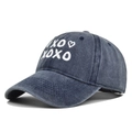 Detalle de gorra de béisbol de mezclilla lavada azul con bordado XOXO blanco - Azul marino