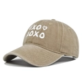 Detalle del bordado XOXO y el motivo de corazón en una gorra de béisbol de color caqui - Caqui