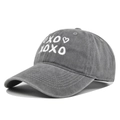 Detalle del bordado blanco XOXO en una gorra de béisbol de algodón gris oscuro vintage - Gris