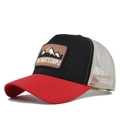 Cappellino trucker con visiera rossa, pannello nero e toppa What I Want Is Simple - Regolabile / Rosso/Nero