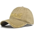 Dettaglio del ricamo 3D su cappellino da baseball vintage lavato kaki con testo - Cachi