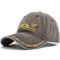 Dettaglio del ricamo 3D e del tessuto lavato su un cappellino da baseball vintage - caffè