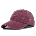 Détail d'une casquette de baseball bordeaux en toile délavée avec bords usés et coutures - Réglable / Bordeaux