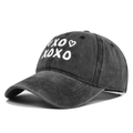 Gorra vintage negra lavada con bordado XOXO en 3D blanco y motivo de corazón - Negro