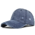 Detalle de los agujeros desgastados y la textura denim lavado en una gorra de béisbol vintage - Ajustable / Azul marino