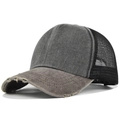 Dettaglio del cappellino trucker vintage con visiera usurata e rete traspirante sul retro - Regolabile / Caffè Patchwork Nero
