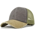 Dettaglio laterale del cappellino trucker vintage con rete e visiera con effetto usurato - Regolabile / Khaki/Caffè