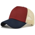 Detail einer dreifarbigen Trucker-Cap mit dunkelblauem Schirm, roter Front und Netz - Marine & Burgunder