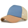 Detail der mehrfarbigen Trucker-Cap mit blauer Stofffront, Netzrücken und braunem Schirm - Khaki Patchwork Blau