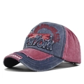 Dettaglio del cappello vintage lavato con ricamo 3D New York e tesa effetto usurato - Blu navy e rosso vino