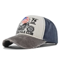 Detalle de gorra de béisbol de mezclilla lavada vintage con estampado de motos - Ajustable / Café