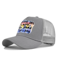 Vue détaillée de la casquette trucker grise avec impression de citation et maille - Réglable / Gris