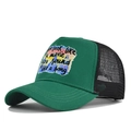Détail de la casquette trucker vert et noir avec des paroles imprimées sur le panneau avant - Réglable / Vert Herbe