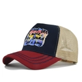 Détail de la casquette trucker bicolore avec filet arrière et motif coucher de soleil - Réglable / Bourgogne & Marine