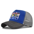 Détail de la casquette trucker avec imprimé coucher de soleil et coutures sur la visière - Réglable / Gris Foncé/Bleu