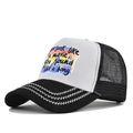 Détail d'une casquette de camionneur noire et blanche avec filet et texte imprimé - Réglable / Noir & Blanc